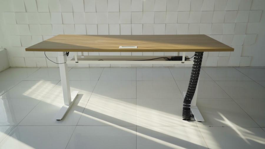 Фото Новый уровень работы: столы с электрической регулировкой LEVEL