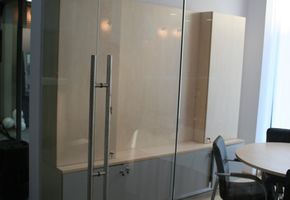 В офисе «Номос-Банка» в г. Екатеринбурге установлены перегородки Nayada-Crystal и Nayada-Standart.