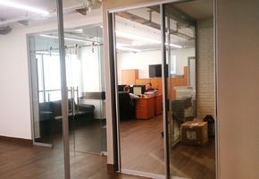 Комплекс  работ    по  установке  перегородок и  дверей   из стекла     в  Бизнес-центре К5 в  Екатеринбурге