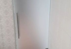 Двери из стекла в Екатеринбурге