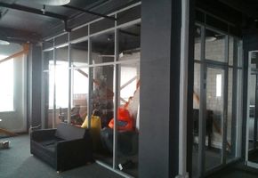 Изготовление  и установка  офисных   стеклянных перегородок  в Екатеринбурге