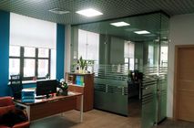 Перегородки Nayada Crystal с закалённым стеклом для компании «Огнеупоры»