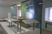 Перегородки и облицовка стеклом в столовой в Нижнекамске