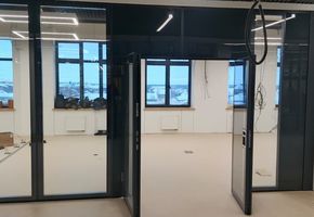 Установка раздвижной перегородки и козырька в школе г. Губкинский