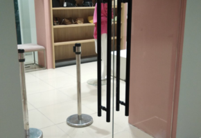 Цельностеклянные двери с чёрной фурнитурой от Nayada