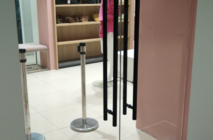 Цельностеклянные двери с чёрной фурнитурой от Nayada