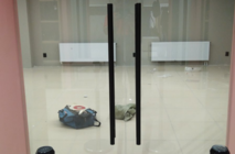 Цельностеклянные двери с чёрной фурнитурой от Nayada