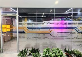 Изготовление и монтаж стационарных перегородок TWIN и двери Nayada Intero W г. Екатеринбург в IT-компании «Тензор»