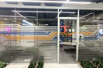 Изготовление и монтаж стационарных перегородок TWIN и двери Nayada Intero W г. Екатеринбург в IT-компании «Тензор»