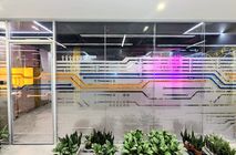 Изготовление и монтаж стационарных перегородок TWIN и двери Nayada Intero W г. Екатеринбург в IT-компании «Тензор»