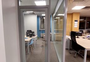 Установка перегородки Nayada TWIN и дверей Nayada Magic для компании «СКБ Контур»