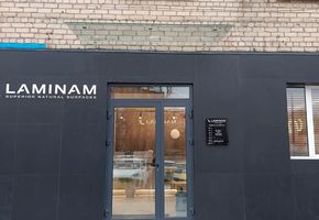 Цельностеклянные козырьки для салона «Laminam» г. Тюмень