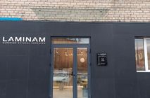 Цельностеклянные козырьки для салона «Laminam» г. Тюмень