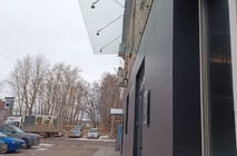 Цельностеклянные козырьки для салона «Laminam» г. Тюмень
