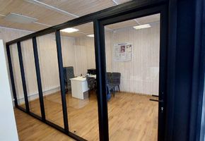 Наяда и классика стационарных перегородок Nayada-Standart и двери Vitrage для муниципального образования «Окружное кладбище» в г. Екатеринбург.