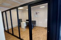 Наяда и классика стационарных перегородок Nayada-Standart и двери Vitrage для муниципального образования «Окружное кладбище» в г. Екатеринбург.