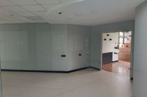 Облицовка стеклянными панелями в офисе СПК