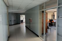 Облицовка стеклянными панелями в офисе СПК