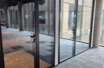 Установка дверей и перегородок в центральном офисе Застройщика Брусника