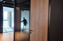 Установка дверей и перегородок в центральном офисе Застройщика Брусника