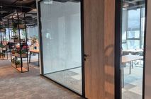 Установка дверей и перегородок в центральном офисе Застройщика Брусника