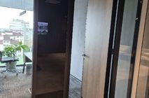 Установка дверей и перегородок в центральном офисе Застройщика Брусника