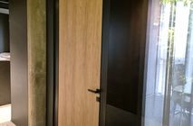 Установка дверей и перегородок в центральном офисе Застройщика Брусника