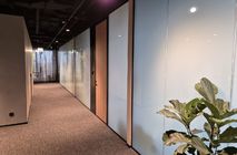 Установка дверей и перегородок в центральном офисе Застройщика Брусника