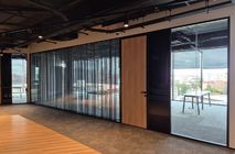 Установка дверей и перегородок в центральном офисе Застройщика Брусника