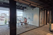 Установка дверей и перегородок в центральном офисе Застройщика Брусника