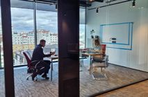 Установка дверей и перегородок в центральном офисе Застройщика Брусника