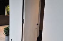 Установка дверей и перегородок в центральном офисе Застройщика Брусника