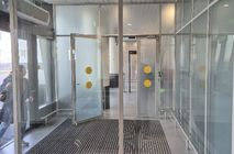 Монтаж дверей и перегородок в Международном аэропорту Рощино имени Д. И. Менделеева