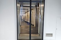 Установка автоматических дверей и облицовка стен стеклом в аэропорту Нового Уренгоя