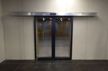 Установка автоматических дверей и облицовка стен стеклом в аэропорту Нового Уренгоя