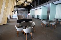 Установка автоматических дверей и облицовка стен стеклом в аэропорту Нового Уренгоя