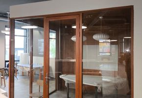 Стационарные перегородки Nayada –Standart и двери Наяда VITRAGE I для диджитал - компании «Бюро Сучкова».