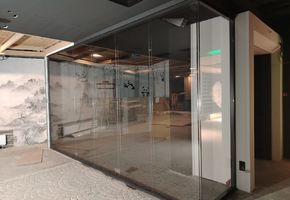 Стационарные перегородки Nayada – Twin и цельностеклянные двери Nayada для офиса - компании «Тензор» г. Екатеринбург