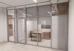 Стационарные перегородки Nayada – Standart и Дверь Nayada Vitrage II в офис продаж для СЗ «Родина»