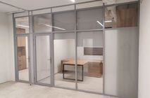 Стационарные перегородки Nayada – Standart и Дверь Nayada Vitrage II в офис продаж для СЗ «Родина»