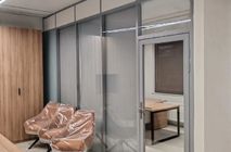 Стационарные перегородки Nayada – Standart и Дверь Nayada Vitrage II в офис продаж для СЗ «Родина»