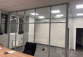 Изготовление стеклянной стационарной перегородки Nayada-Standart для ООО «СПК-УРАЛ» г. Екатеринбург