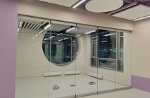 Установка стеклянных раздвижных перегородок NAYADA SmartWall G5 в кванториуме