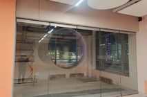 Установка стеклянных раздвижных перегородок NAYADA SmartWall G5 в кванториуме
