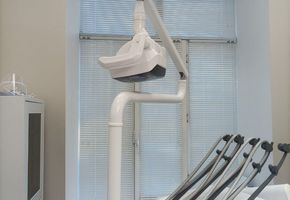 Горизонтальные алюминиевые жалюзи для стоматологии «Азур-Дент»