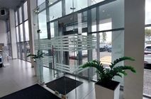 Изготовление цельностеклянной перегородки и входной группы для автосалона Chery г. Пермь