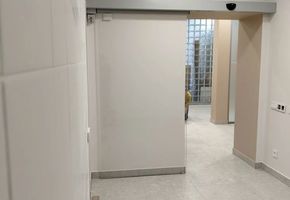 Установка откатных дверей и цельностеклянной перегородки Nayada Crystal для стоматологии Дэнт-Элит г. Екатеринбург