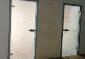 Цельностеклянные двери в проекте Проект для компании БЛИЦ