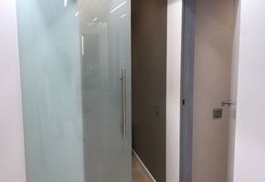 Цельностеклянные двери в проекте Проект для частного клиента