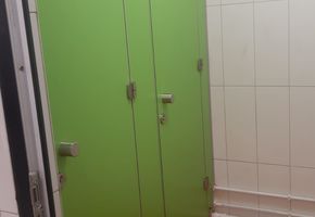 Сантехнические перегородки в проекте Перегородки и двери для тренировочного поле для регби с легкоатлетическими дорожками